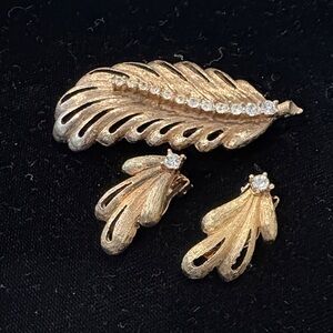 Vintage Gold Leaf Brooch and Clip-On Earrings Set - Gold Tone